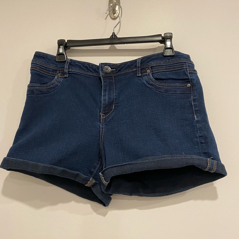 •2/$20• Simply Vera Dark Blue Denim Shorts with Cuff - Size 12 Short - Picture 1 of 3